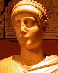 На фото Валентиниан II